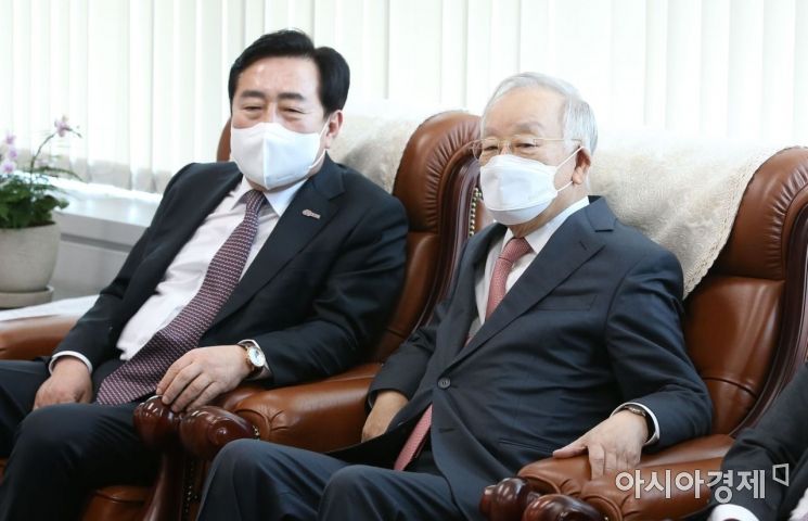 김기문 중기중 회장과 손경식 경총 회장이 21일  서울 종로구 통의동 대통령직인수위원회에서 열린 윤석열 당선인과 경제6단체장 오찬 회동에 참석, 회동 시작에 앞서 이야기를 나누고 있다./윤동주 기자 doso7@