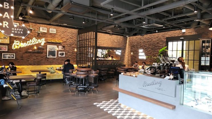 29일 오후 서울 용산구 브라이틀링 카페에서 고객들이 음료를 마시고 있다.