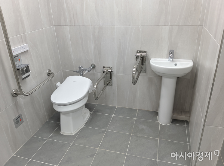21일 오전 성공회대 새천년관 지하 1층에 위치한 '모두를 위한 화장실' 내부. 월경컵 사용자도 이용할 수 있는 세면기가 설치돼있다./사진=윤슬기 기자 seul97.asiae.co.kr