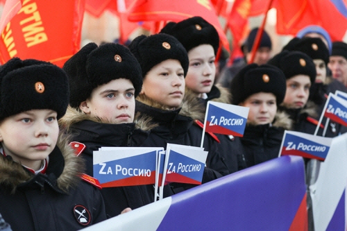 지난 18일(현지시간) 러시아 카잔에서 열린 크림반도 합병 8주년 기념 콘서트에 참석한 수보로프 학교 학생들. /사진=연합뉴스