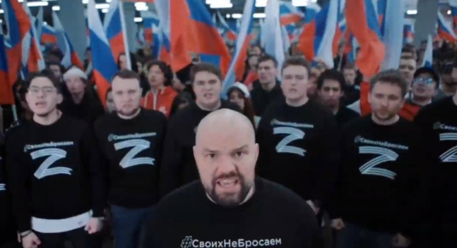 러시아 청년들이 'Z' 문양 상의를 입은 채 국기를 들고 있는 정치선전 동영상. /사진=트위터 캡처