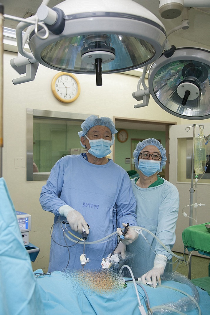 대동병원 복강경외과수술센터 박경환 원장이 수술을 하고 있다.