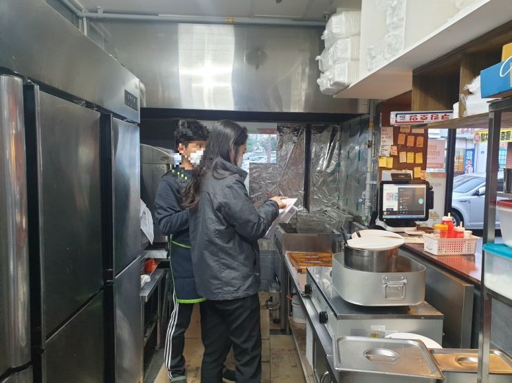 경남 창원시가 배달앱 등록 음식점의 위생 상태를 점검한다.