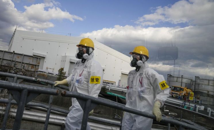 일 후쿠시마 원전에 투입된 해체작업 요원들 [이미지출처=EPA연합뉴스]