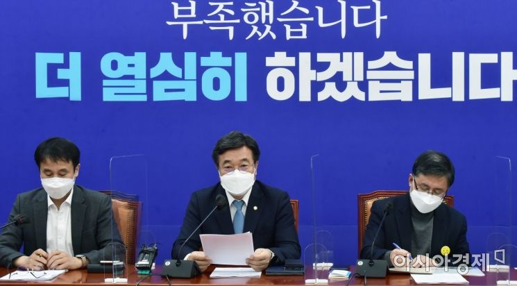 윤호중 더불어민주당 비대위원장이 22일 국회에서 열린 원내대책회의에 참석, 모두발언을 하고 있다./윤동주 기자 doso7@