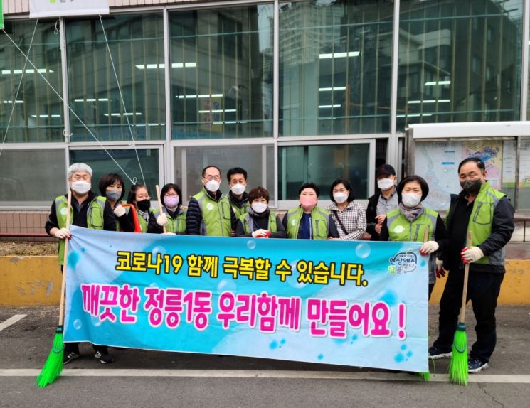 “찌든때 벗겨요!”...서울시 자치구들 봄맞이 대청소