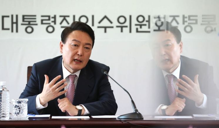 윤석열 대통령 당선인이 22일 오전 서울 종로구 통의동 대통령직 인수위원회 사무실에서 인수위 간사단 회의를 주재하고 있다. [이미지출처=연합뉴스]