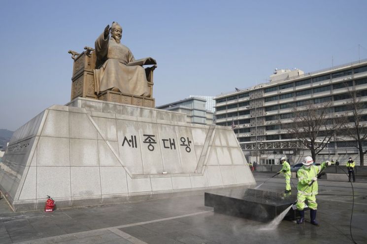 “찌든때 벗겨요!”...서울시 자치구들 봄맞이 대청소