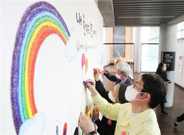 정원오 성동구청장이 관객 참여 벽화 그리기  ‘라이브페인팅’에 참여하고 있다.