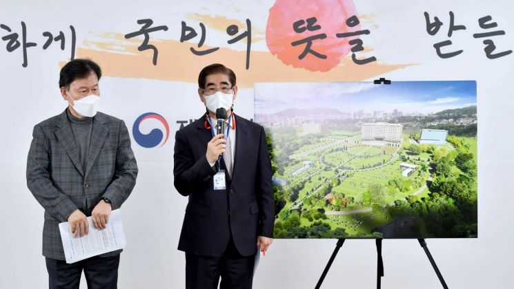 김용현 전 합참 작전본부장이 지난 20일 오전 서울 종로구 삼청동 대통령직인수위원회 회견장에서 열린 대통령실 용산 이전 기자회견에서 취재진의 질문에 답하고 있다./연합뉴스