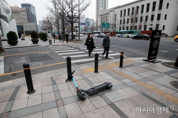 서울시가 공유 전동킥보드 불법 주차를 막고 무분별한 견인을 줄이기 위해 반납 제한 구역을 설정하는 등 종합개선 대책을 시행한 23일 서울 중구 태평로1가에 공유 전동킥보드가 방치돼있다. 이날 방치된 공유형 킥보드 견인을 요청하였지만, 한시간이 지나도 견인은 이뤄지지 않았다./강진형 기자aymsdream@