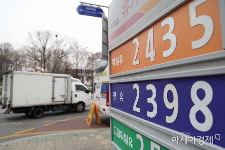 러시아의 우크라이나 침공 사태로 국제유가가 급등하면서 국내 기름값도 연일 고공행진을 이어가고 있다. 23일 서울 한 주유소에 휘발유와 경유가 리터당 2000원을 훌쩍 넘은 가격으로 판매되고 있다. /문호남 기자 munonam@