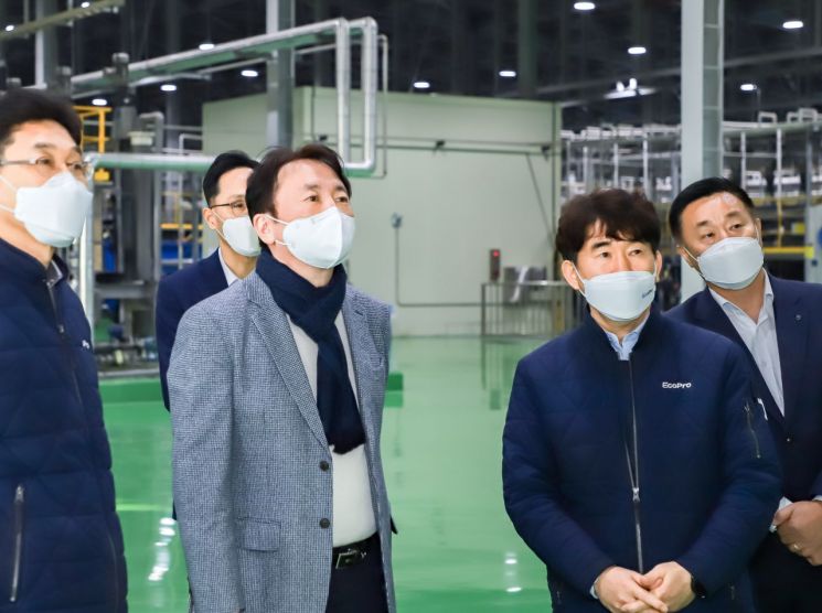 ▲권준학 농협은행장이 지난 2월 경북 포항시 북구 소재 에코프로지이엠을 방문해 제조용 전구체 제조 과정에 대한 설명을 듣고 있다.