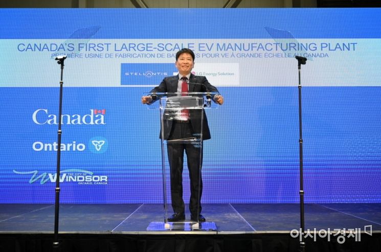 김동명 LG에너지솔루션 자동차전지사업부장 부사장이 23일(현지시간) 온타리오주 윈저시에서 개최한 LG에너지솔루션-스텔란티스 합작공장 투자 발표 행사에서 발표를 하고 있다.