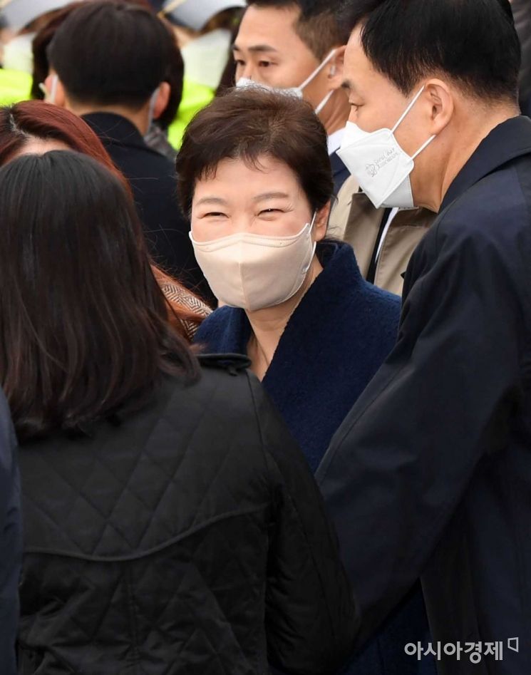 지난 연말 사면된 박근혜 전 대통령이 24일 오전 서울 강남구 삼성서울병원에서 퇴원하고 있다./강진형 기자aymsdream@