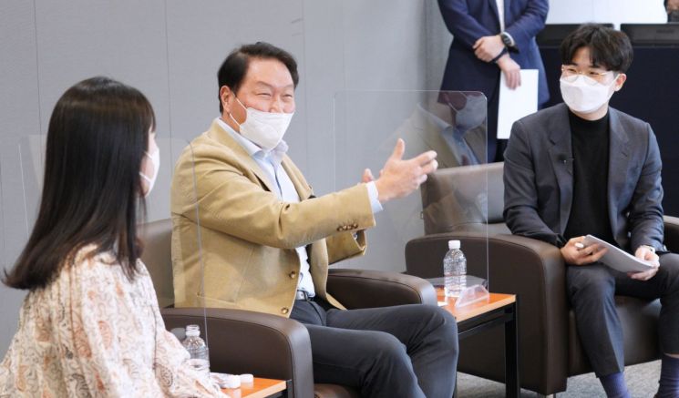 최태원 대한상공회의소 회장(가운데)이 23일 오후 진행된 '타운홀 미팅'에서 대한상의 직원과 대화하는 모습.(사진제공=대한상의)
