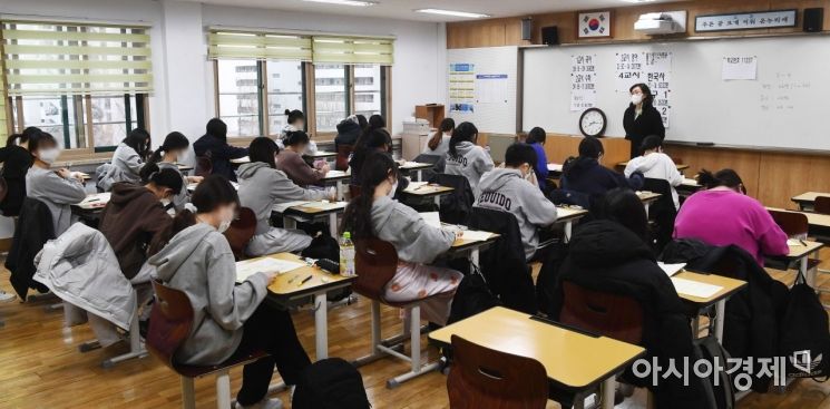 3월 전국연합학력평가가 실시된 24일 서울 영등포구 여의도여고 3학년 학생들이 시험을 보고 있다./사진공동취재단