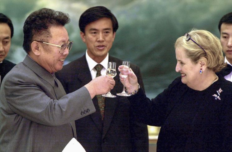 2000년 10월 매들린 올브라이트 장관(우)의 방북 당시 김정일 북한 국방위원장(좌)과의 모습. [이미지출처=AP연합뉴스]