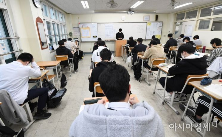 24일 서울 용산고등학교 고3 교실에서 2022 전국연합 학력평가가 시작되기에 앞서 학생들이 마무리 점검을 하고 있다./사진공동취재단