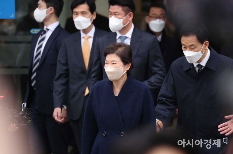 지난 연말 사면된 박근혜 전 대통령이 24일 오전 서울 강남구 삼성서울병원에서 퇴원해 국립현충원으로 이동하고 있다./강진형 기자aymsdream@
