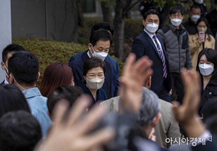 지난 연말 사면된 박근혜 전 대통령이 24일 오전 서울 강남구 삼성서울병원에서 퇴원해 국립현충원으로 이동하고 있다./강진형 기자aymsdream@