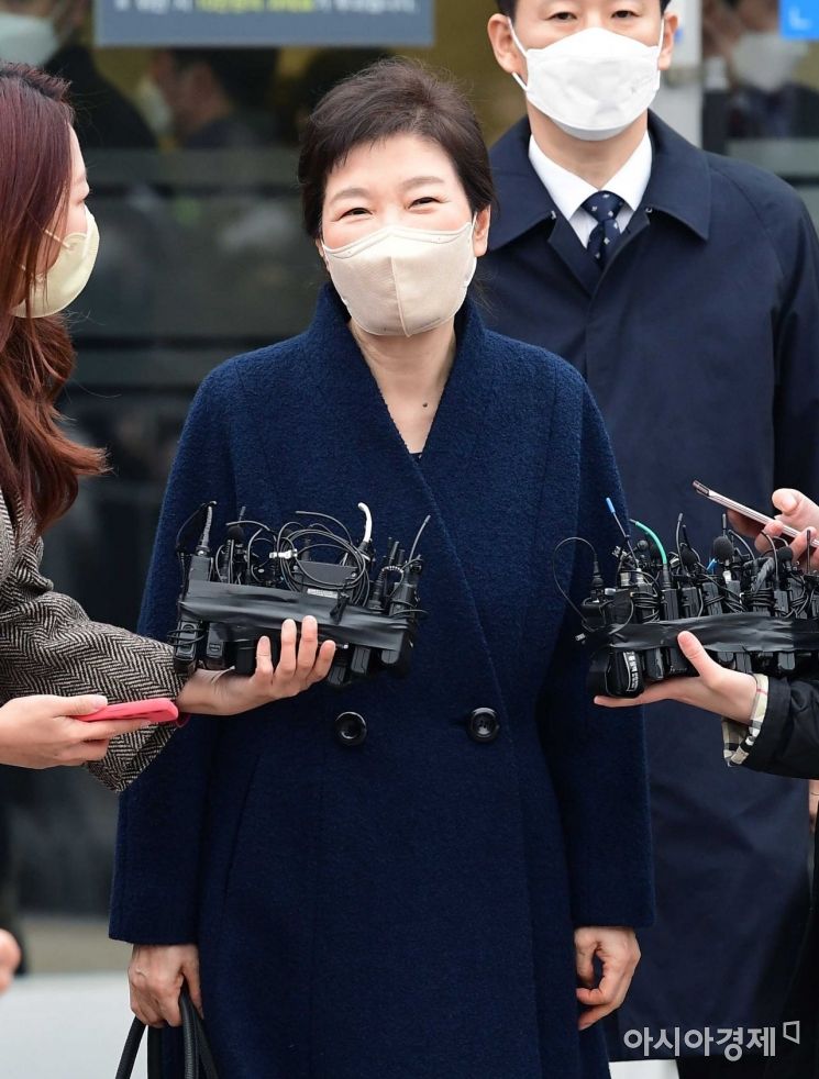 서울 강남구 삼성서울병원에서 퇴원해 국립현충원으로 이동하고 있는 박근혜 전 대통령./강진형 기자aymsdream@