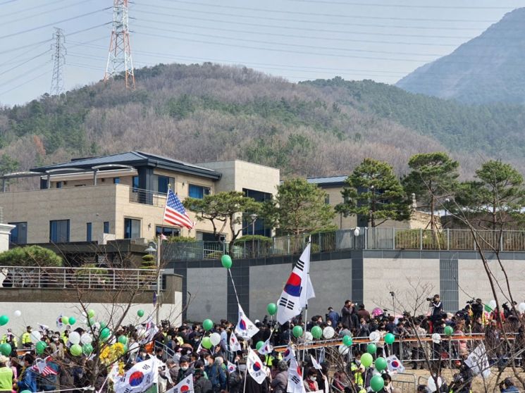 [포토] “환영합니다” 박근혜 전 대통령, 대구 달성군 사저 앞서 귀향 기다리는 시민들