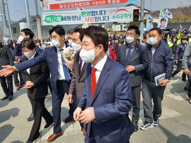 24일 대구 달성군 유가읍 박근혜 전 대통령 사저 앞에서 권영진 대구시장이 박 전 대통령의 도착을 기다리고 있다. / 여종구 기자 jisu5819@