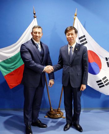김대지 국세청장이 루멘 스페초프 불가리아 국세청장과 기념 촬영을 하고 있다.