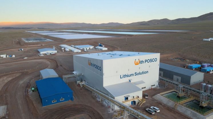 포스코홀딩스는 아르헨티나 염호에서 리튬을 생산하기 위한 투자를 지속하고 있다.