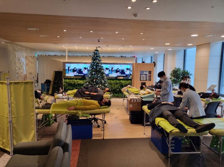 지난해 12월 서울시 종로구 SK 서린사옥에서 SK 구성원들이 헌혈에 참여하고 있는 모습.(사진제공=SK)