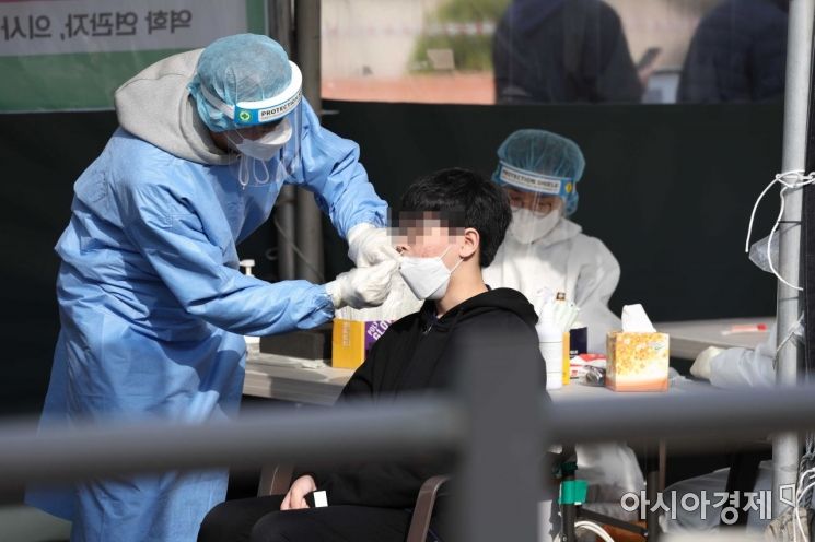 코로나19 확산세가 이어지고 있는 25일 서울역 임시 선별검사소에 검사를 받으려는 시민들의 발길이 이어지고 있다. /문호남 기자 munonam@