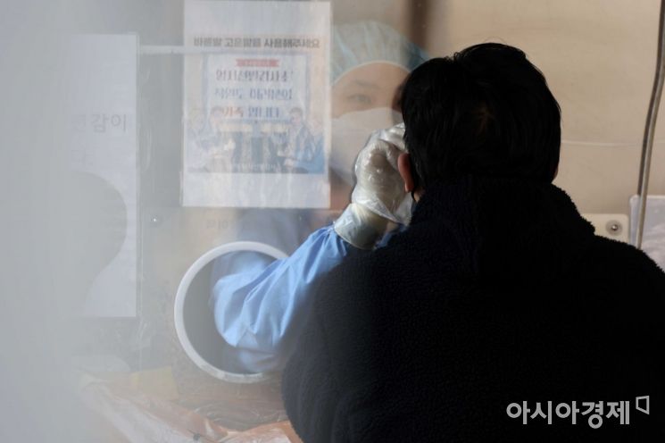 사망자 계속 느는데…오늘부터 60세이상·면역저하자도 재택치료 '일반관리'