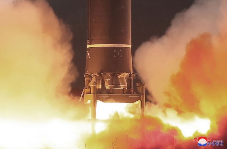 북한 대륙간탄도미사일(ICBM) '화성-17형' 시험발사 장면 [이미지출처=연합뉴스]