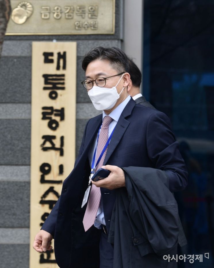 권대영 금융위원회 금융정책국장이 25일 서울 종로구 통의동 대통령직인수위에서 나와 이동하고 있다. 권 국장은 새정부의 금융정책을 꾸리기 위해 인수위원회에 합류했다. /김현민 기자 kimhyun81@