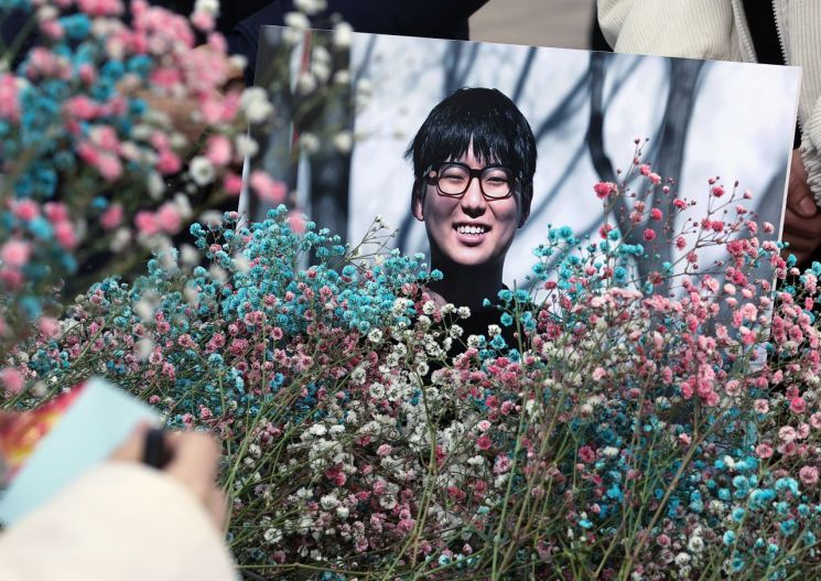 지난달 27일 서울 서대문구 신촌 유플렉스 광장에서 열린 고(故) 변희수 하사 1주기 추모 문화제에서 참석자들이 고인을 추모하고 있다. /사진=연합뉴스
