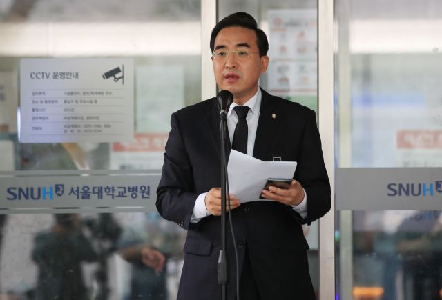 더불어민주당 박홍근 의원이 지난 2020년 8월12일 오후 서울 종로구 서울대병원 장례식장에서 박 시장 장례위원회 구성 및 영결식 절차 등에 대해 브리핑하고 있다. /사진=연합뉴스
