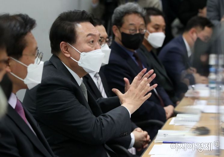 윤석열 대통령 당선인이 25일 오후 서울 종로구 통의동 대통령직인수위원회에서 열린 경제2분과 국토교통부 업무보고 현장을 찾아 인사말을 하고 있다./김현민 기자 kimhyun81@