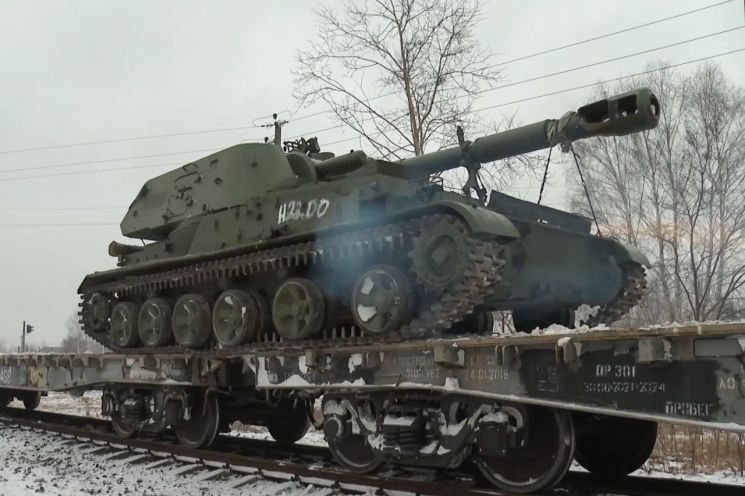 러시아군 탱크가 열차에 실려 벨라루스의 역에 도착하고 있다. / 사진=연합뉴스