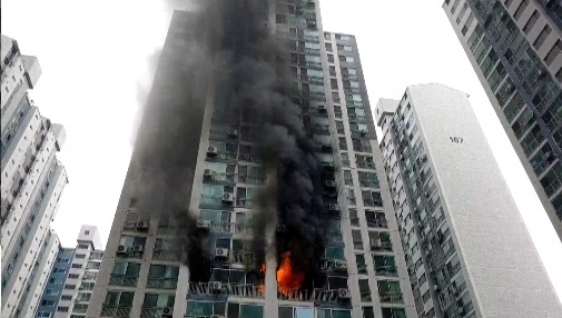 26일 오후 서울 동대문구 한 아파트 7층서 불이 나 검은 연기가 나고 있다.[사진제공=소방청]