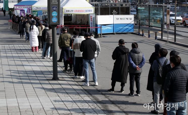 "버티다가 다 감염…" 코로나 걸리고도 출근·영업 속출