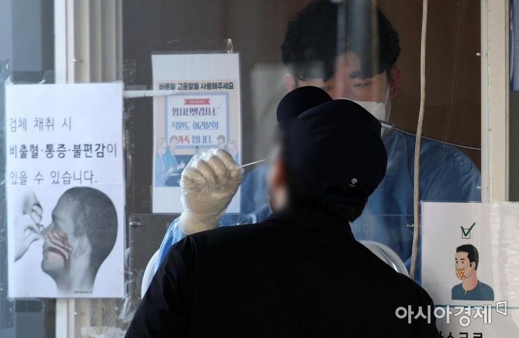 27일 서울역 광장 코로나19 임시 선별검사소에서 시민들이 진단 검사를 받고 있다. 중앙방역대책본부에 따르면 이날 0시 기준 신규 확진자는 31만 8130명으로, 누적 확진자는 1181만 5841명이다. 또 재원중 위중증 환자는 1216명이다. 사망자는 282명, 누적 사망자는 1만 4899명(치명률 0.13%)이다./김현민 기자 kimhyun81@