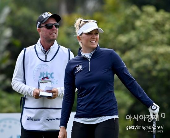 나나 마센이 JTBC클래식 셋째날 2번홀에서 티 샷 직후 공을 바라보고 있다. 칼스배드(미국)=Getty images/멀티비츠