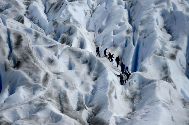아르헨티나 엘 칼라파테 인근 국립공원의 페리토 모레노 빙하 지역에서 관광객들이 트래킹하고 있다. [이미지출처=연합뉴스]