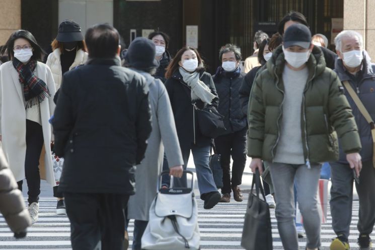 일본 수도 도쿄에서 마스크를 쓴 시민들이 길을 걷고 있다. [이미지출처=연합뉴스]