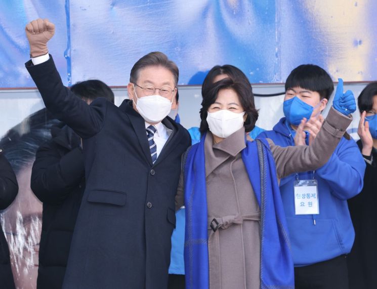 "대선까지 이재명 보호할 것"…'재명이네 마을' 인기투표 1위는 최강욱