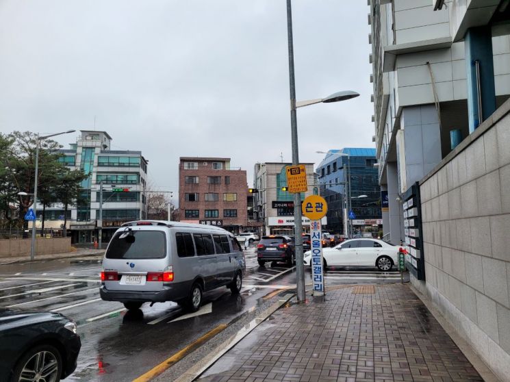 자동차로 둘러싸였는데 손님 없는 양재 오토갤러리, 도대체 무슨 일이?