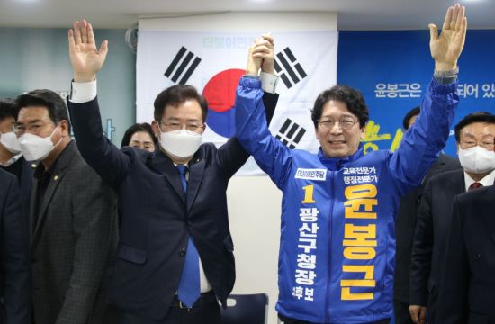 윤봉근 광주 광산구청장 예비후보가 지난 27일 열린 선거사무소 개소식에 참석한 이용빈 국회의원과 손을 맞잡고 필승을 다짐하고 있다.