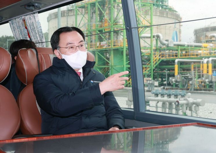 삼척 LNG기지 현장 찾은 문승욱 장관
    (서울=연합뉴스) 문승욱 산업통상자원부 장관이 16일 강원도 삼척시에 위치한 가스공사 삼척 LNG기지를 방문, 차량에 탑승해 현장을 시찰하고 있다. 2022.3.18 
    [산업통상자원부 제공. 재판매 및 DB 금지]
    photo@yna.co.kr
(끝)


＜저작권자(c) 연합뉴스, 무단 전재-재배포 금지＞
