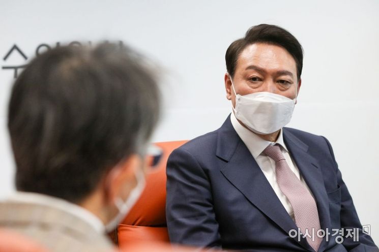 윤석열 대통령 당선인이 28일 오전 서울 종로구 통의동 제20대 대통령직인수위원회에서 아이보시 고이치 주한일본대사를 접견하고 있다./인수위사진기자단